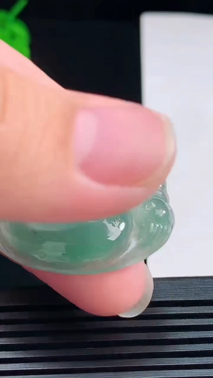 天然A货翡翠佛公吊坠，尺寸35-38-5.5 重量:11.56g
7月24日