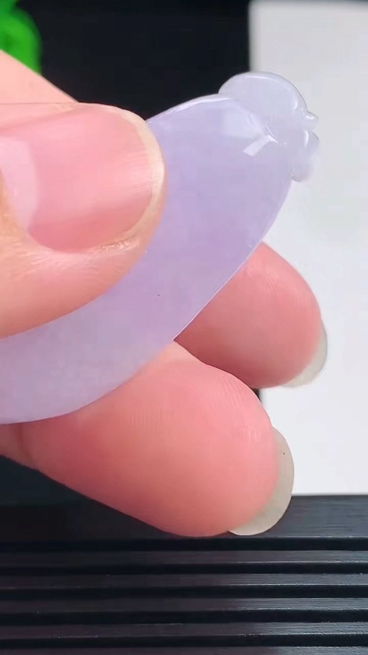 天然A货翡翠紫罗兰福瓜吊坠，尺寸45-21-12.5 重量:22.07g
7月24日