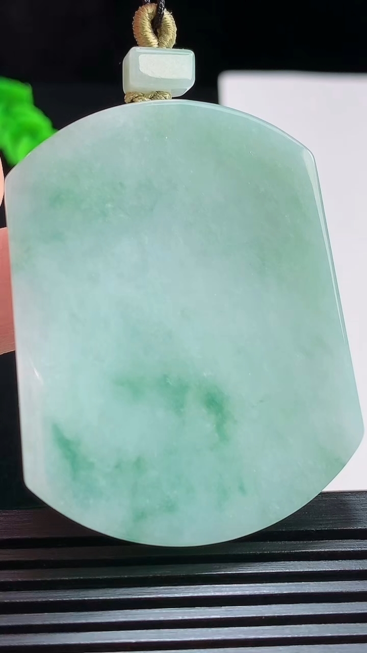 天然A货翡翠飘花无事牌吊坠，尺寸51-39.5-5.2 重量:32.23g
7月24日