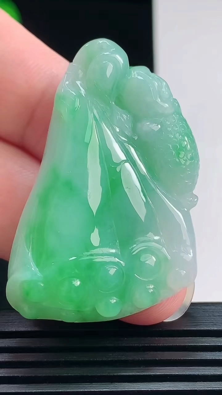 天然A货翡翠莲蓬吊坠，尺寸44.5-29-11 重量:20.87g
7月24日