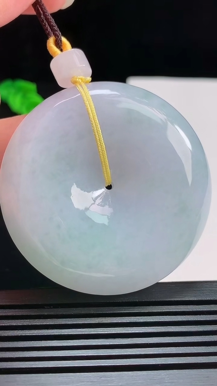 天然A货翡翠春带彩 紫罗兰平安扣吊坠，尺寸52-12.2 重量:72.95g
7月24日