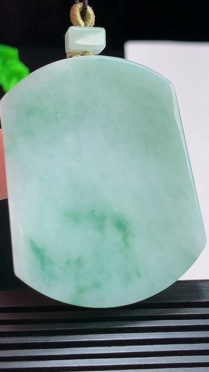 天然A货翡翠飘花无事牌吊坠，尺寸51-39.5-5.2 重量:32.23g
7月24日