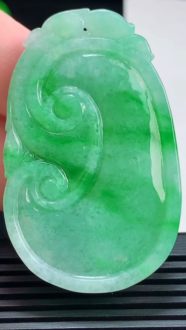 天然A货翡翠如意吊坠，尺寸53.5-32.6-7.6 重量:29.31g
7月24日