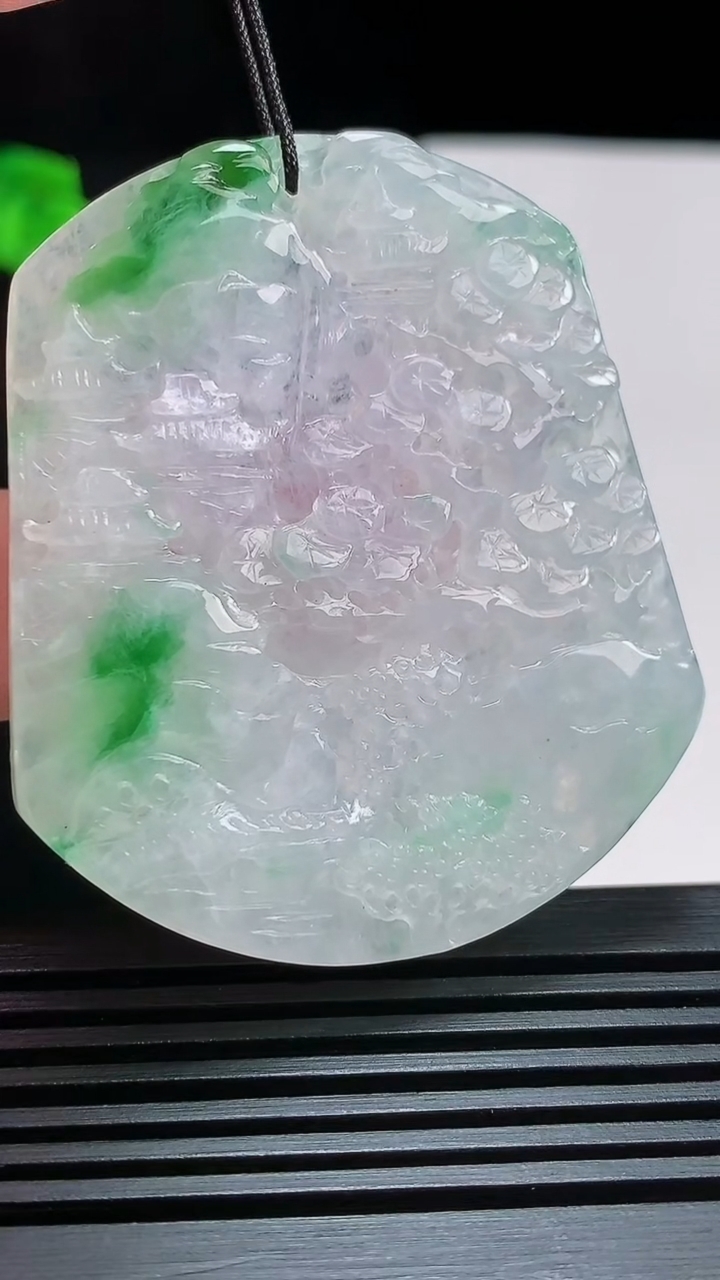 天然A货翡翠山水牌吊坠，尺寸53-46-5.8 重量:29.21g
7月24日