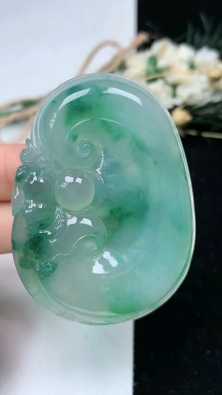 天然A货翡翠如意吊坠，尺寸55.5-41.2-6.5，重量:29.74g
7月24日