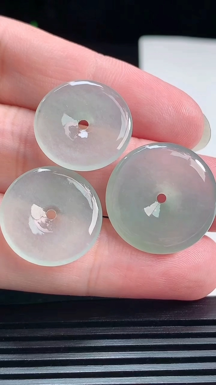 天然A货翡翠平安扣吊坠一手，尺寸21.5-4.6 重量:8.90g
7月24日