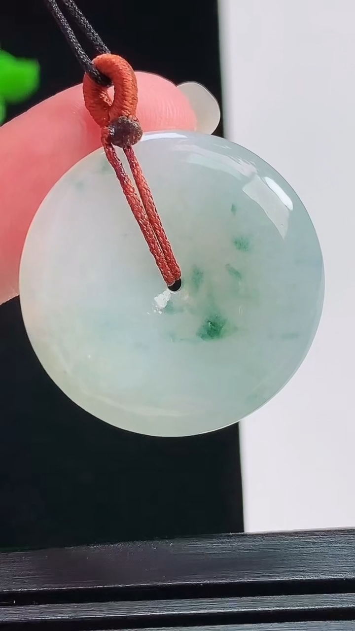 天然A货翡翠飘花平安扣吊坠，尺寸27-5 重量:7.68g
7月24日