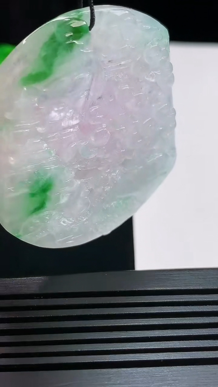 天然A货翡翠山水牌吊坠，尺寸53-46-5.8 重量:29.21g
7月24日