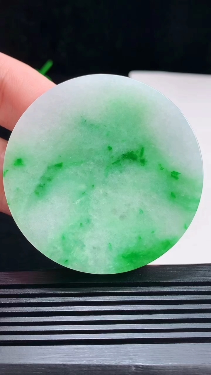 天然A货翡翠无事牌吊坠，尺寸54-5.6 重量:45.77g
7月24日