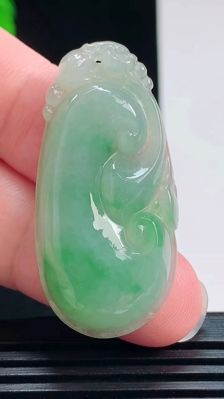 天然A货翡翠如意吊坠，尺寸42-20.5-5.8 重量:9.31g
7月24日