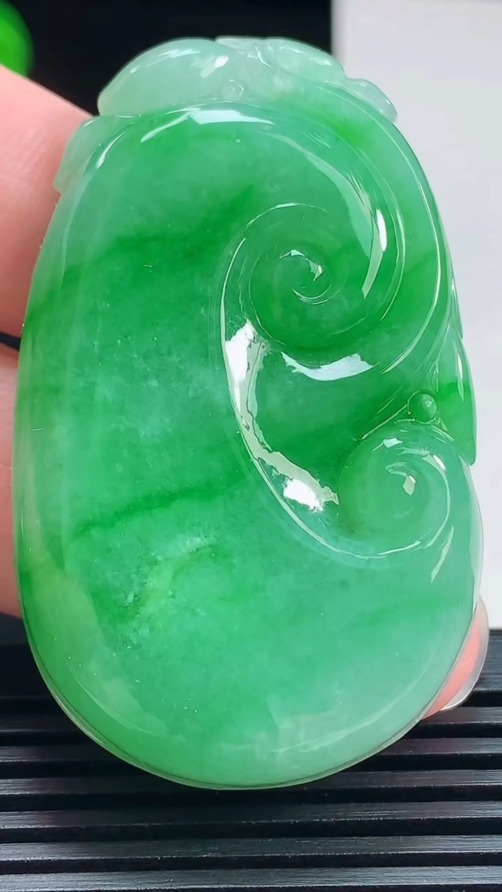 天然A货翡翠如意吊坠，尺寸53.5-32.6-7.6 重量:29.31g
7月24日