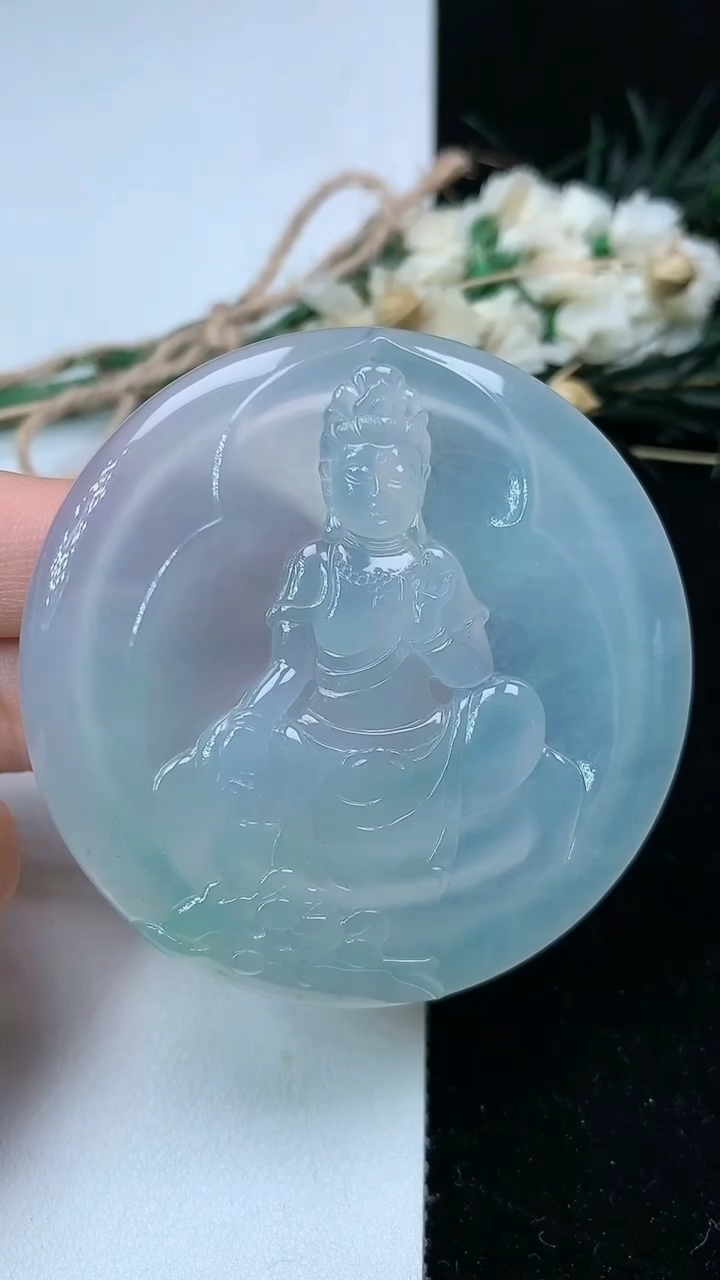 天然A货翡翠白冰观音菩萨吊坠，尺寸55.6-6，重量:37.54g
7月24日