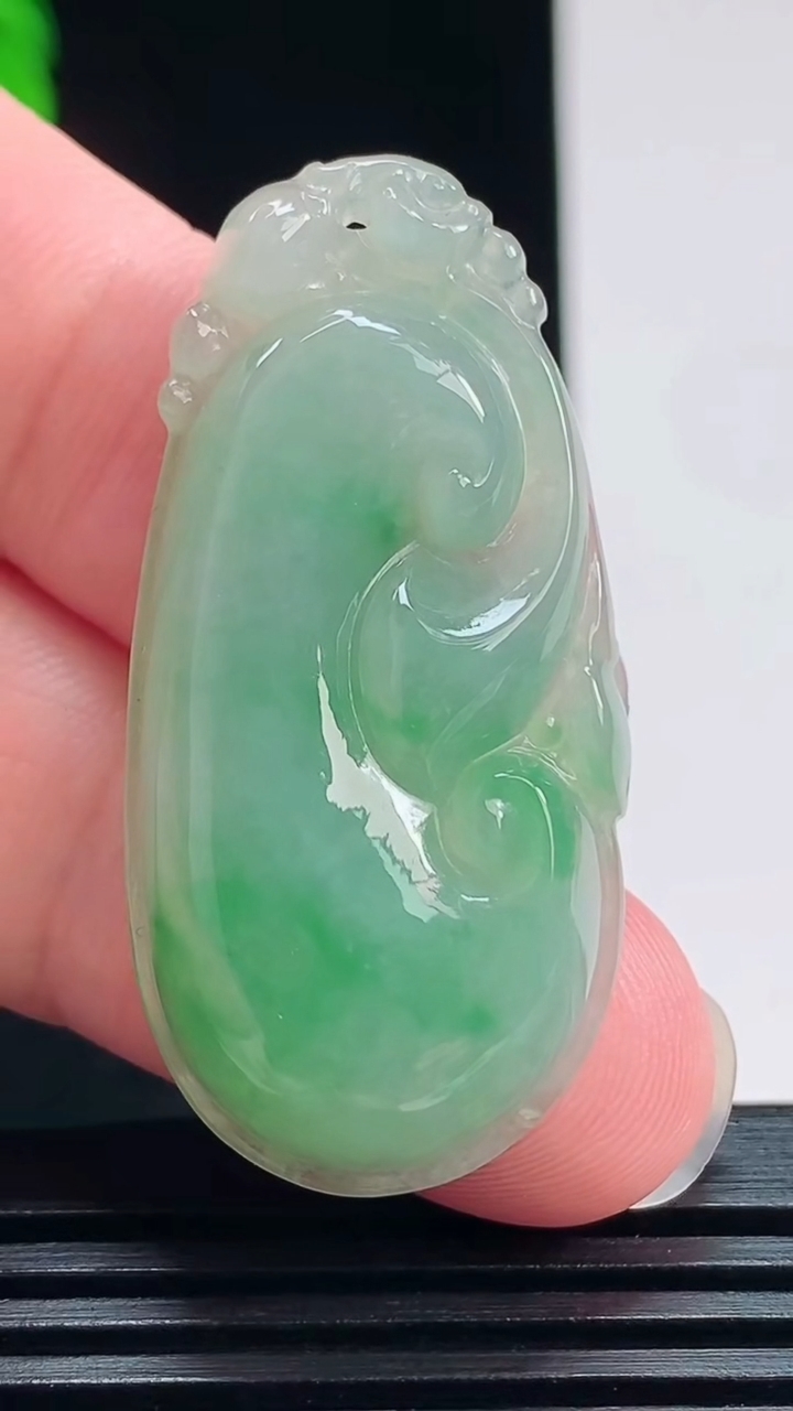 天然A货翡翠如意吊坠，尺寸42-20.5-5.8 重量:9.31g
7月24日