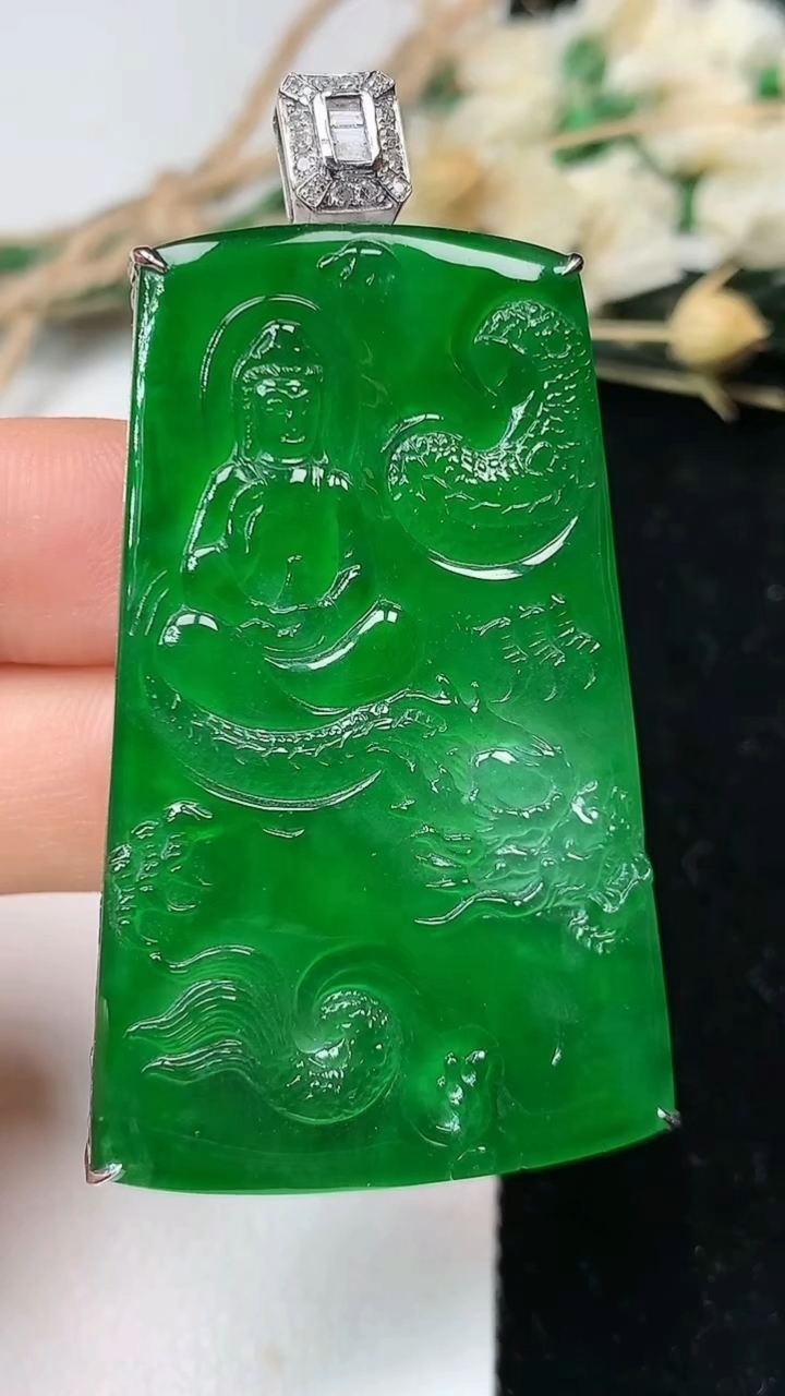 天然A货翡翠御龙观音菩萨吊坠，尺寸48.8-30.3-6.4，重量:13.52g
7月24日