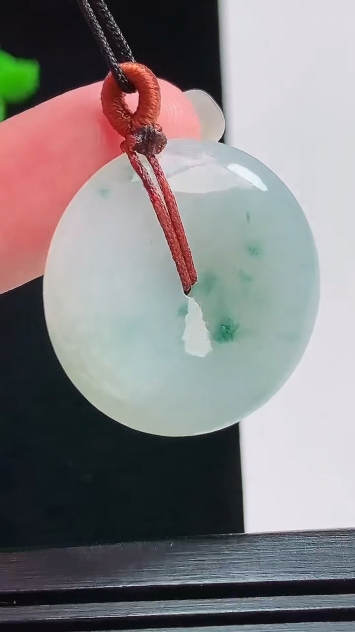 天然A货翡翠飘花平安扣吊坠，尺寸27-5 重量:7.68g
7月24日
