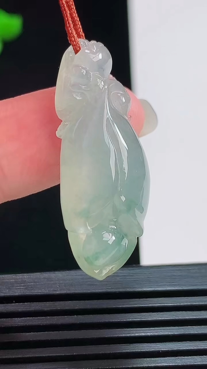 天然A货翡翠飘花玉兰花吊坠，尺寸34-13-8.2 重量:5.87g
7月24日