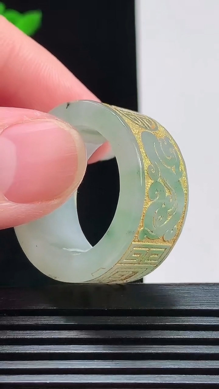 天然A货翡翠飘花雕花玉扳指 戒指，尺寸20.8-12.6-4.2 重量:14.95g2026年7月24日
工厂直销收藏佳品,种好水足，色泽均匀，有种有色，上手高大气！