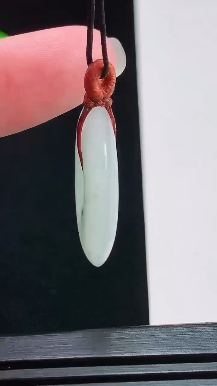天然A货翡翠飘花平安扣吊坠，尺寸27-5 重量:7.68g
7月24日