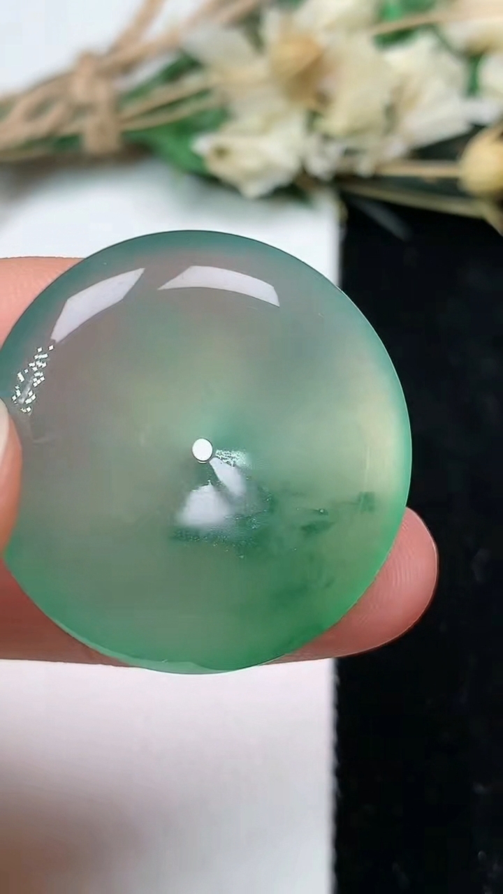 天然A货翡翠平安扣吊坠，尺寸28-5.8，重量:9.27g
7月24日