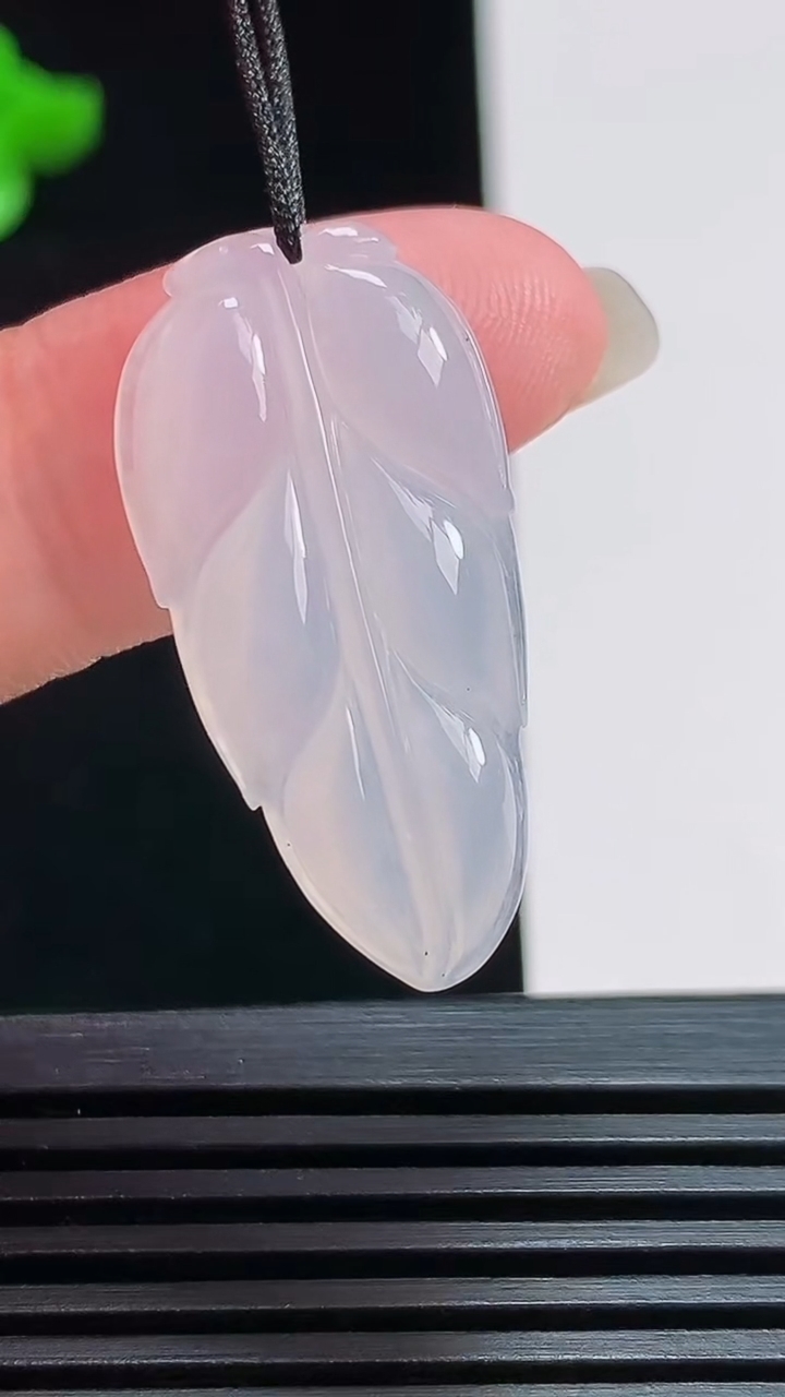 天然A货翡翠金枝玉叶 叶子吊坠，尺寸30-15-4 重量:3.40g
7月24日