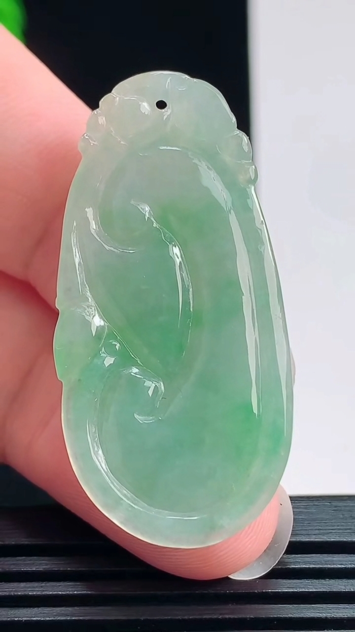 天然A货翡翠如意吊坠，尺寸42-20.5-5.8 重量:9.31g
7月24日