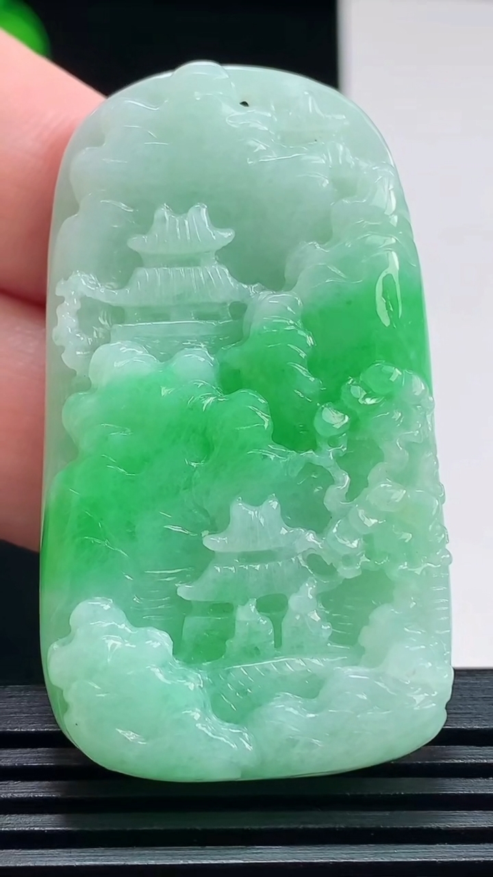 天然A货翡翠山水牌吊坠，尺寸52.6-29.5-7.8 重量:28.60g
7月24日