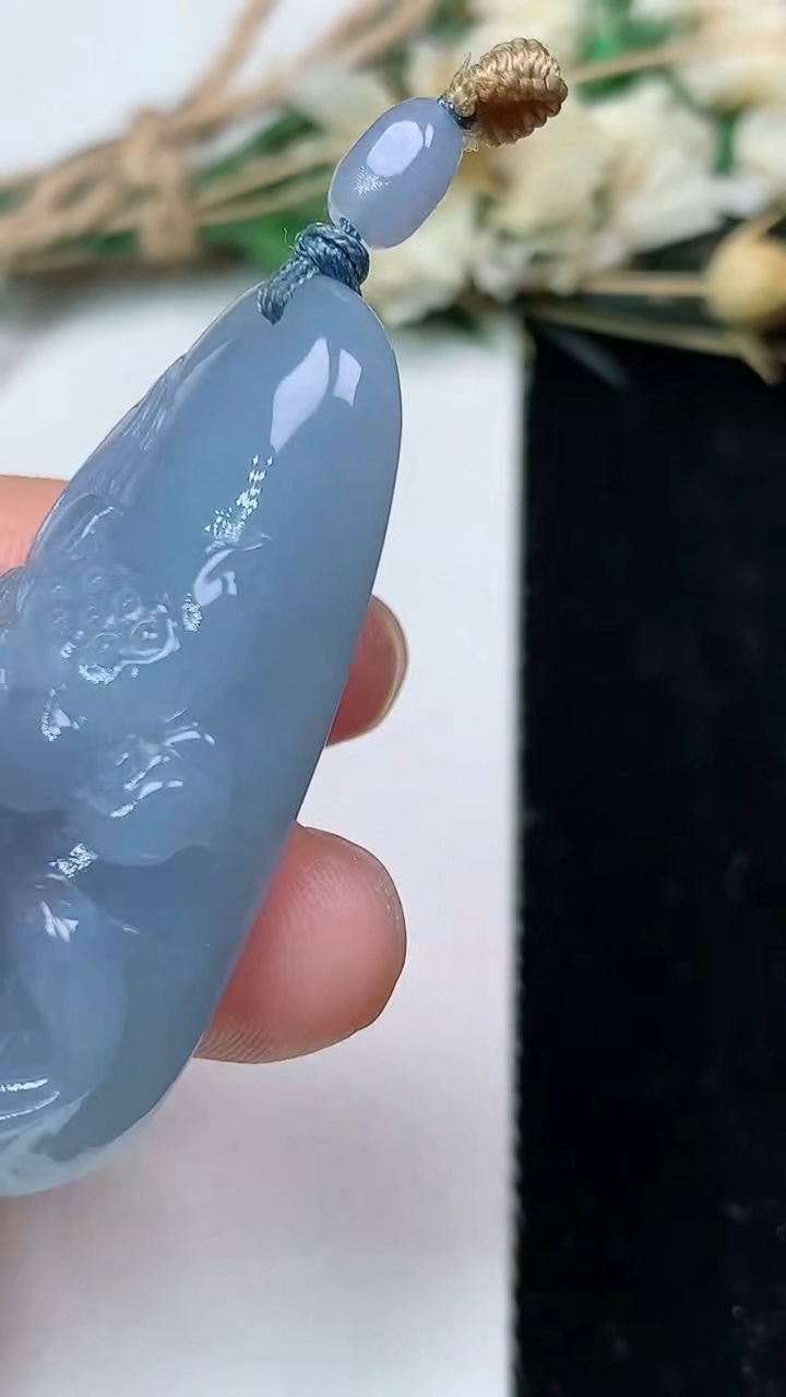 天然A货翡翠紫罗兰荷叶鱼吊坠，尺寸43.3-21.6-10.9，重量:18.72g
7月24日