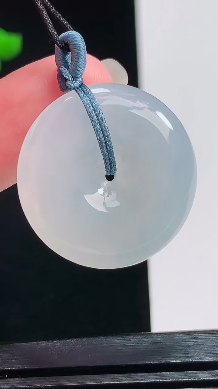 天然A货翡翠平安扣吊坠，尺寸26-5.6 重量:8.16g
7月24日