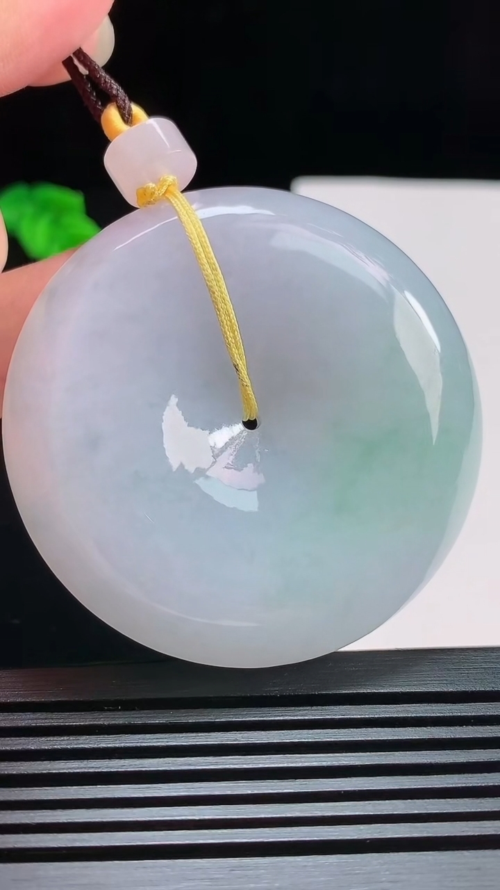 天然A货翡翠春带彩 紫罗兰平安扣吊坠，尺寸52-12.2 重量:72.95g
7月24日