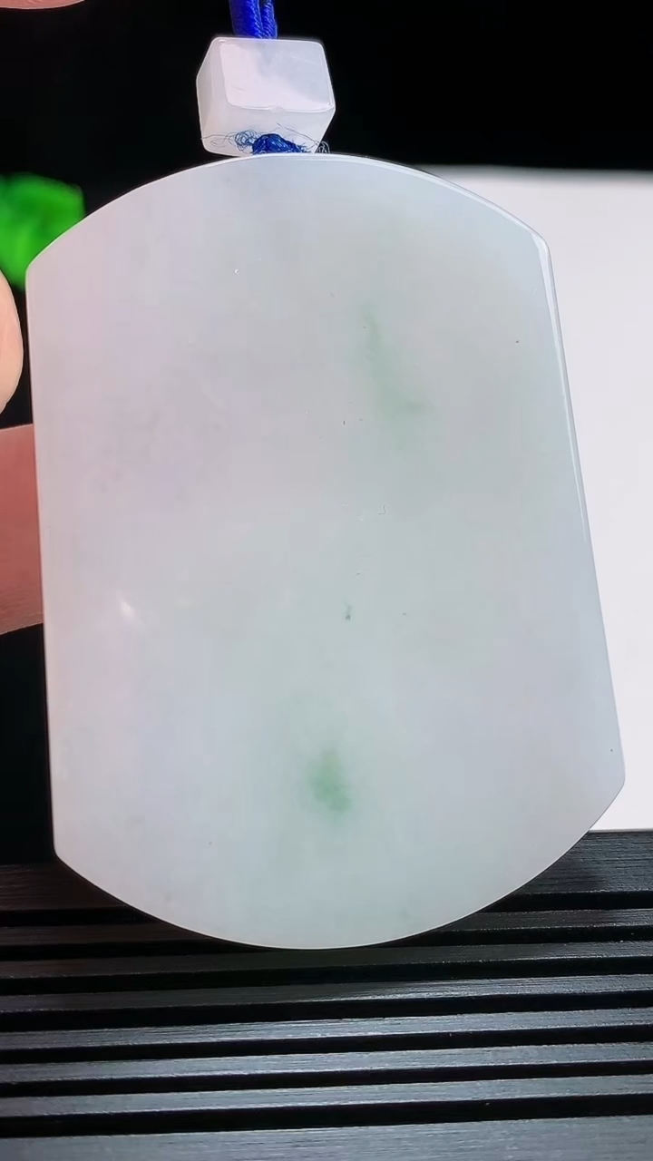 天然A货翡翠飘花无事牌吊坠，尺寸56-40.5-5.6 重量:40.33g
7月24日