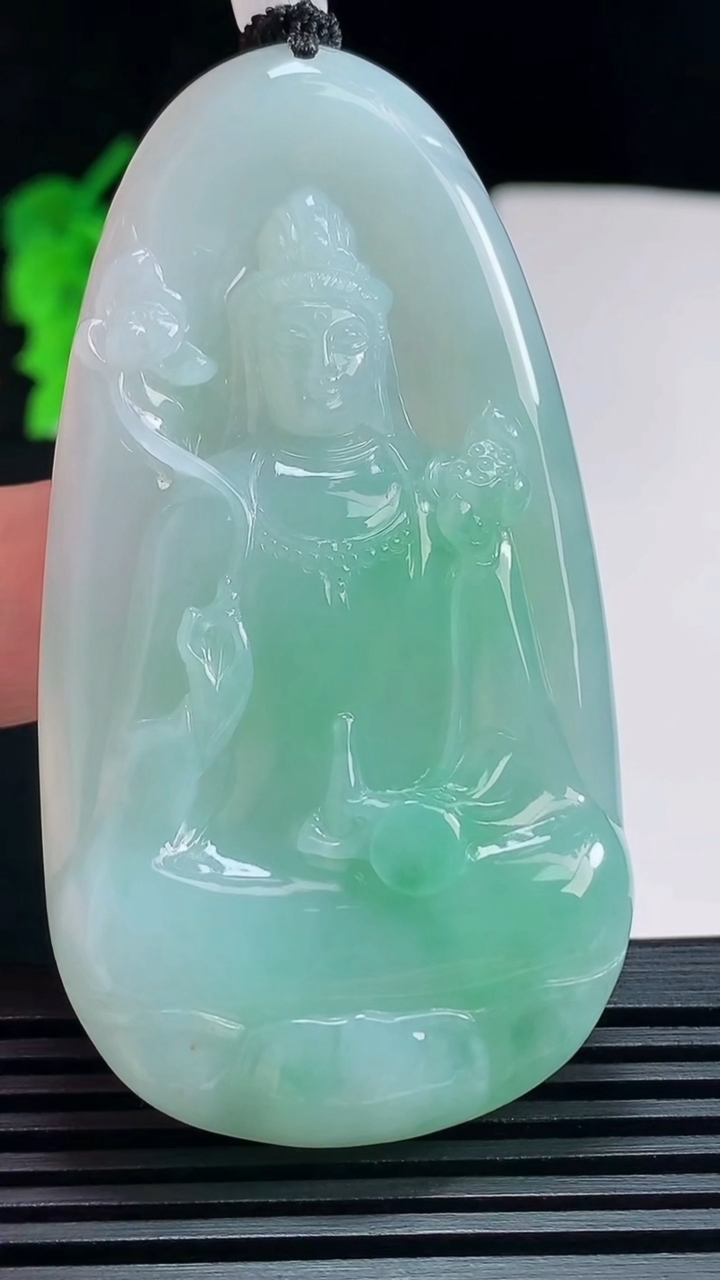 天然A货翡翠大势至菩萨吊坠，尺寸66.6-35-8 重量:40.00g
7月24日