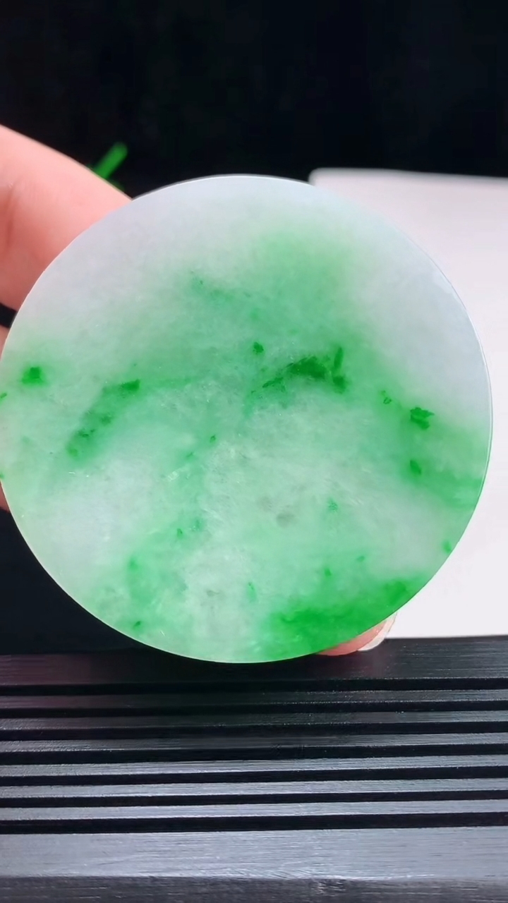 天然A货翡翠无事牌吊坠，尺寸54-5.6 重量:45.77g
7月24日