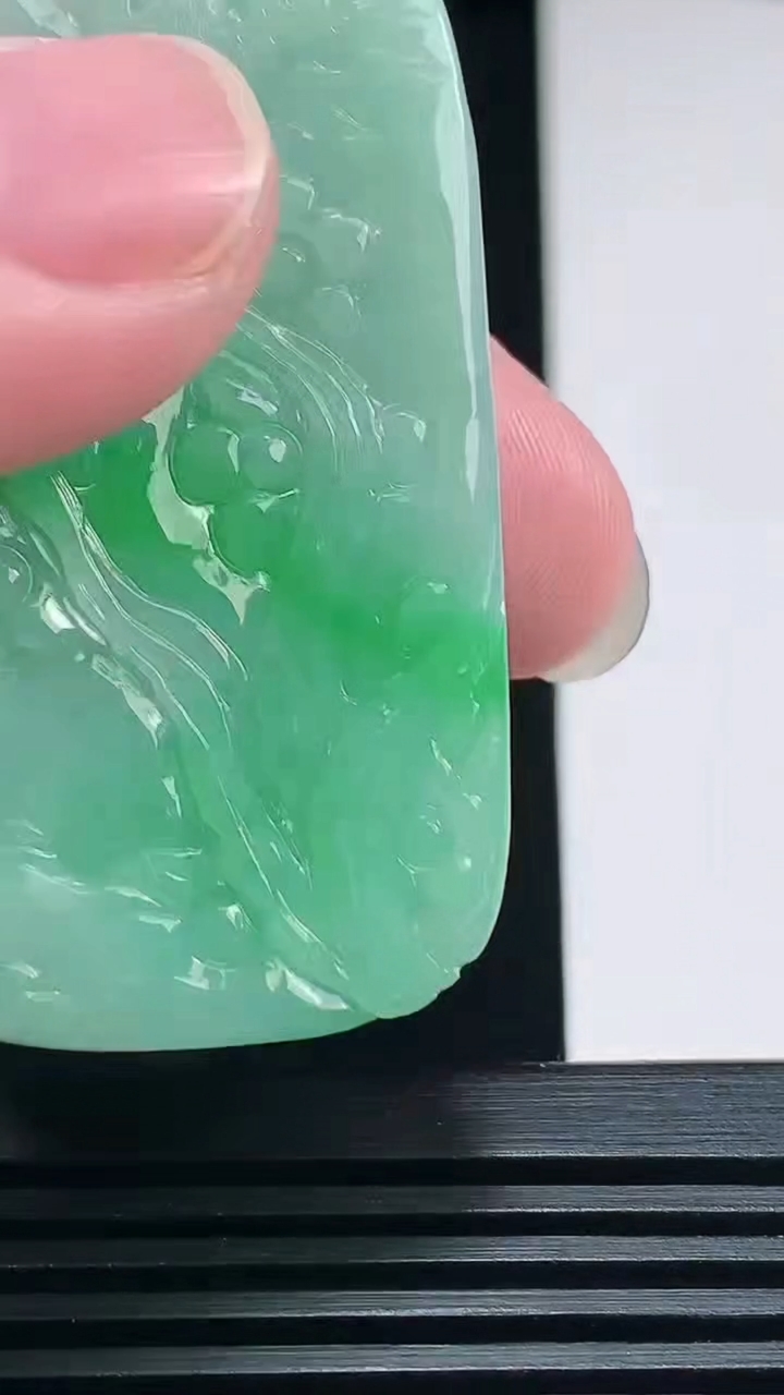 天然A货翡翠山水牌吊坠，尺寸52.6-29.5-7.8 重量:28.60g
7月24日