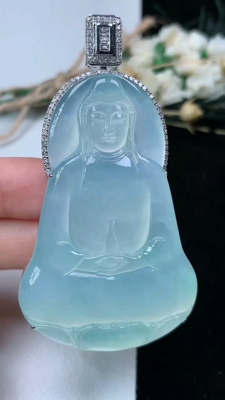 天然A货翡翠白冰素衣观音吊坠，尺寸54.3-35.7-11.8，重量:30.45g
7月24日