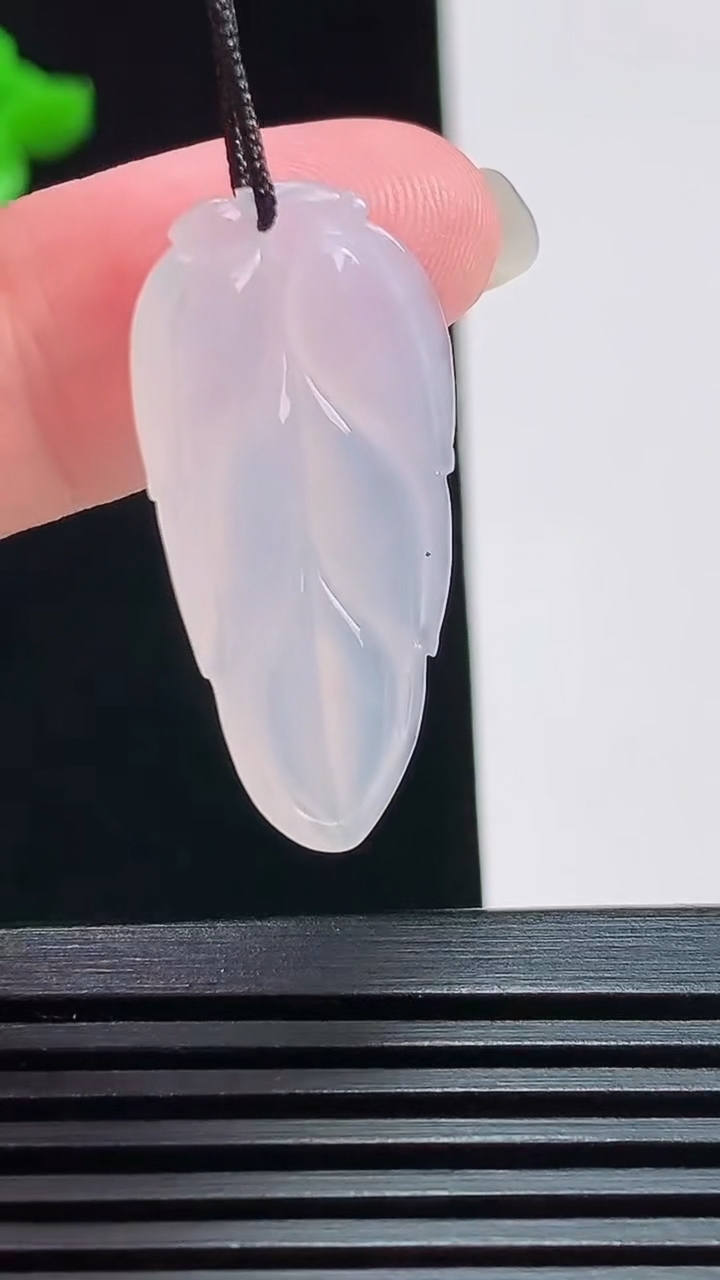 天然A货翡翠金枝玉叶 叶子吊坠，尺寸30-15-4 重量:3.40g
7月24日