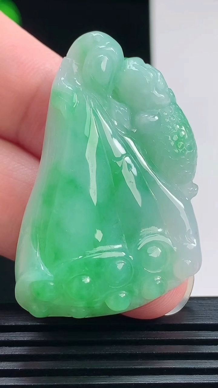 天然A货翡翠莲蓬吊坠，尺寸44.5-29-11 重量:20.87g
7月24日