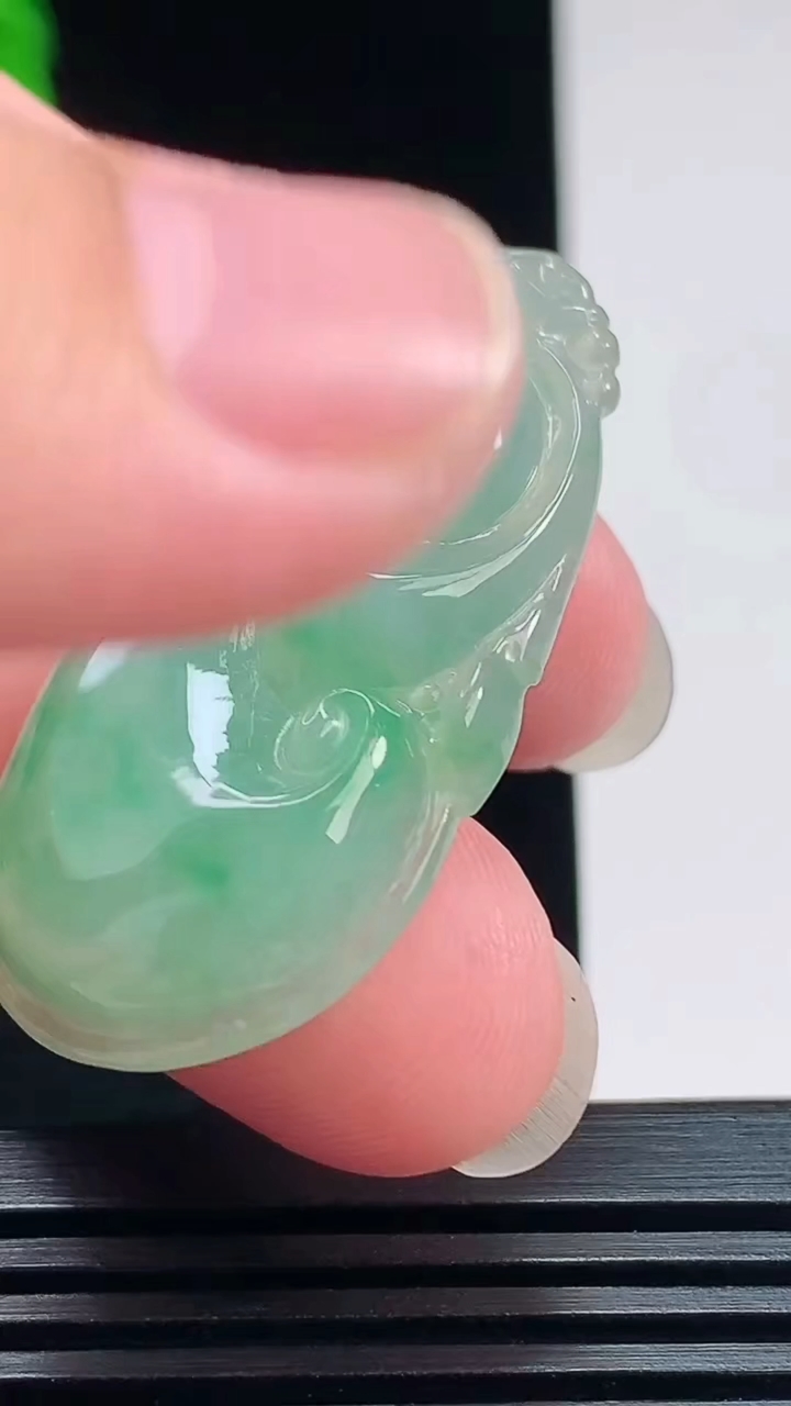 天然A货翡翠如意吊坠，尺寸42-20.5-5.8 重量:9.31g
7月24日