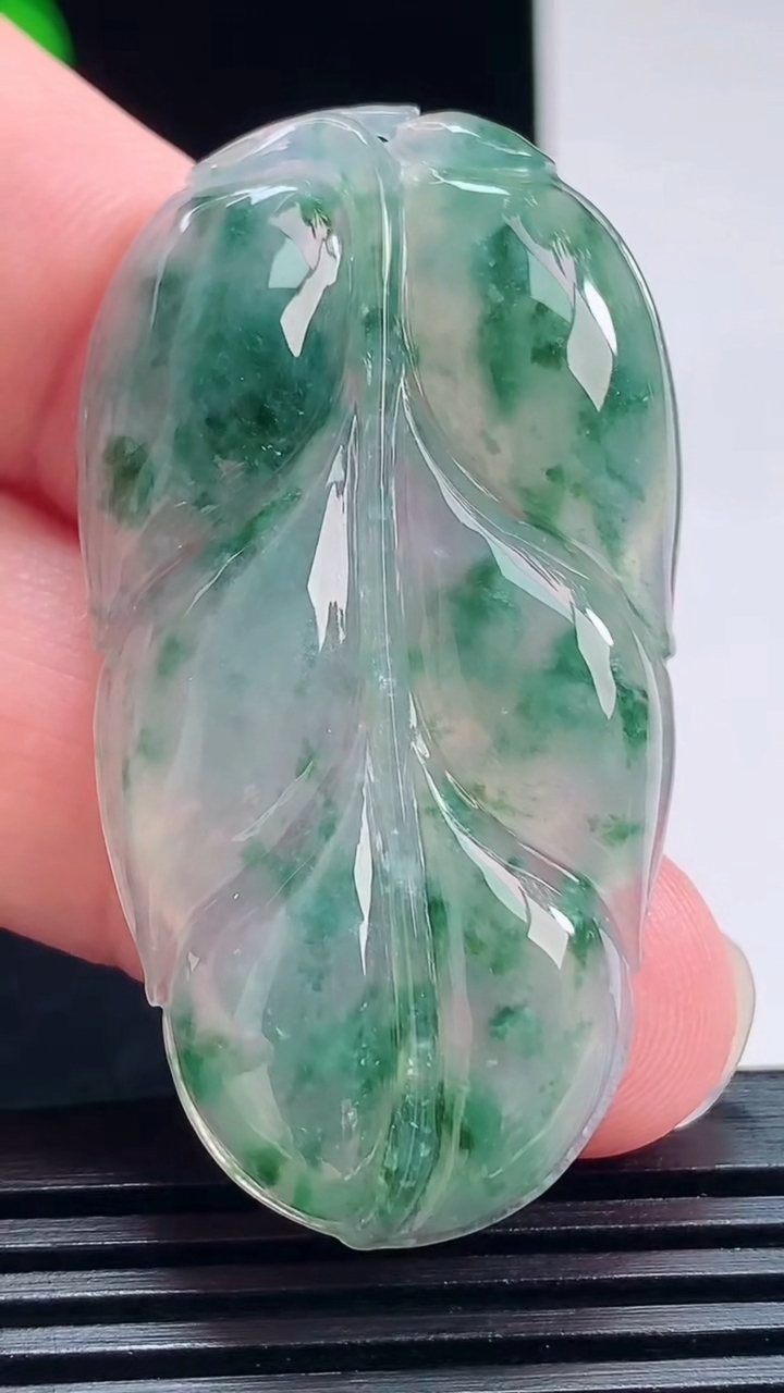 天然A货翡翠飘花金枝玉叶 叶子吊坠，尺寸49.5-26.5-5.8 重量:14.73g
7月24日