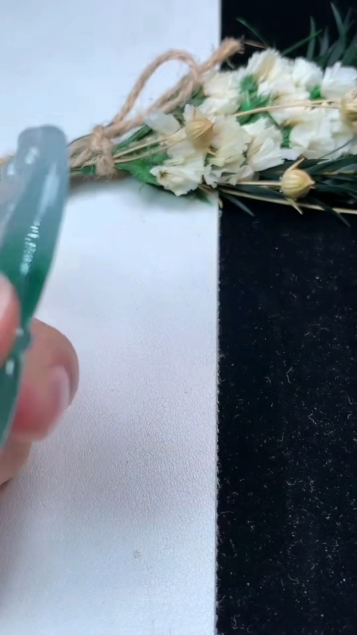 天然A货翡翠飘花葫芦吊坠，尺寸51.3-36.7-6.8，重量:24.37g
7月24日