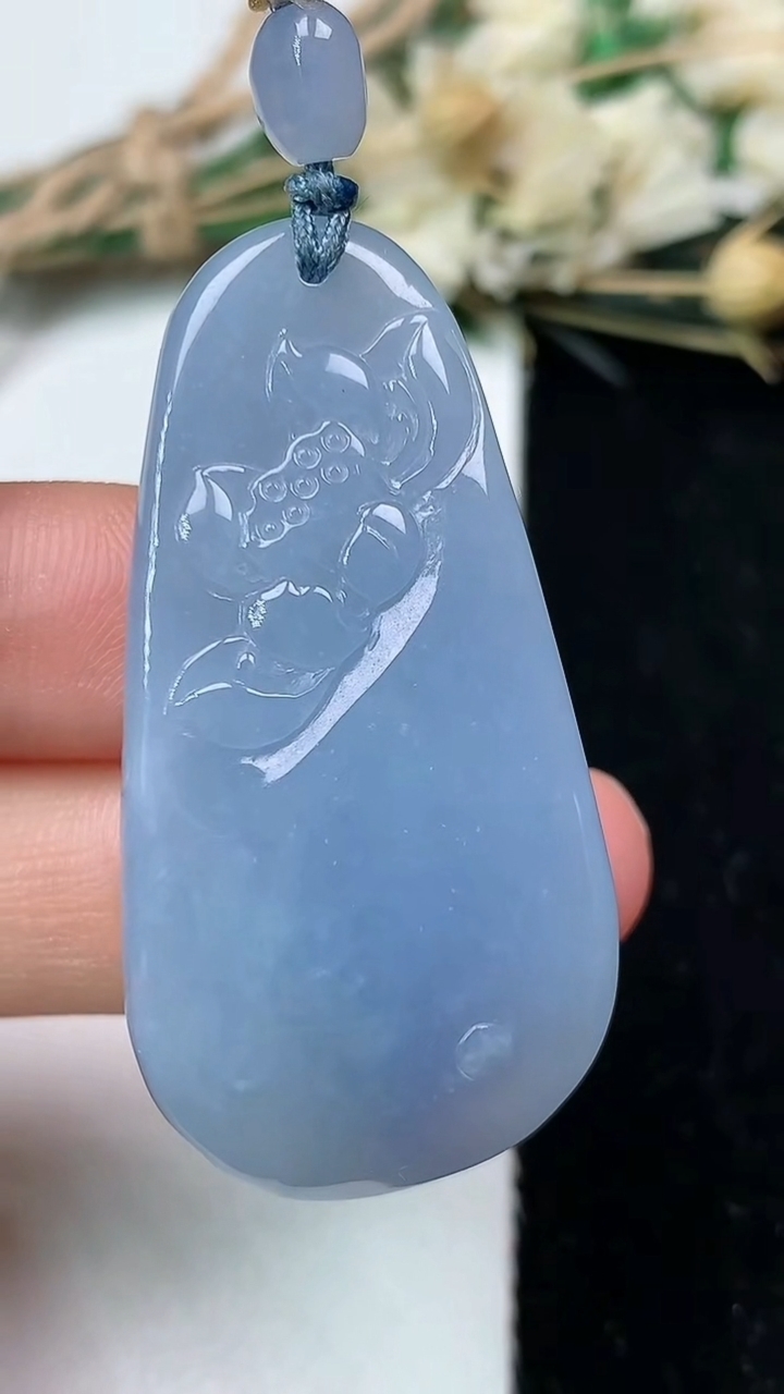 天然A货翡翠紫罗兰荷叶鱼吊坠，尺寸43.3-21.6-10.9，重量:18.72g
7月24日