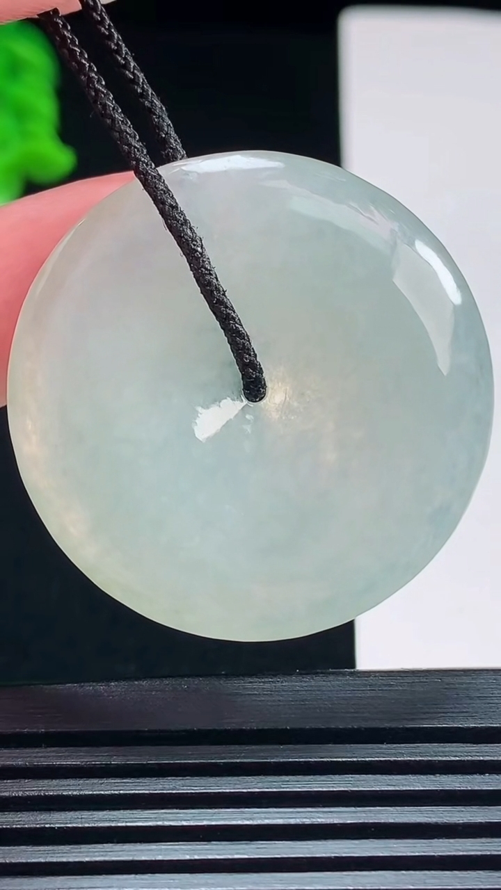 天然A货翡翠平安扣吊坠，尺寸37-5 重量:14.68g
7月24日