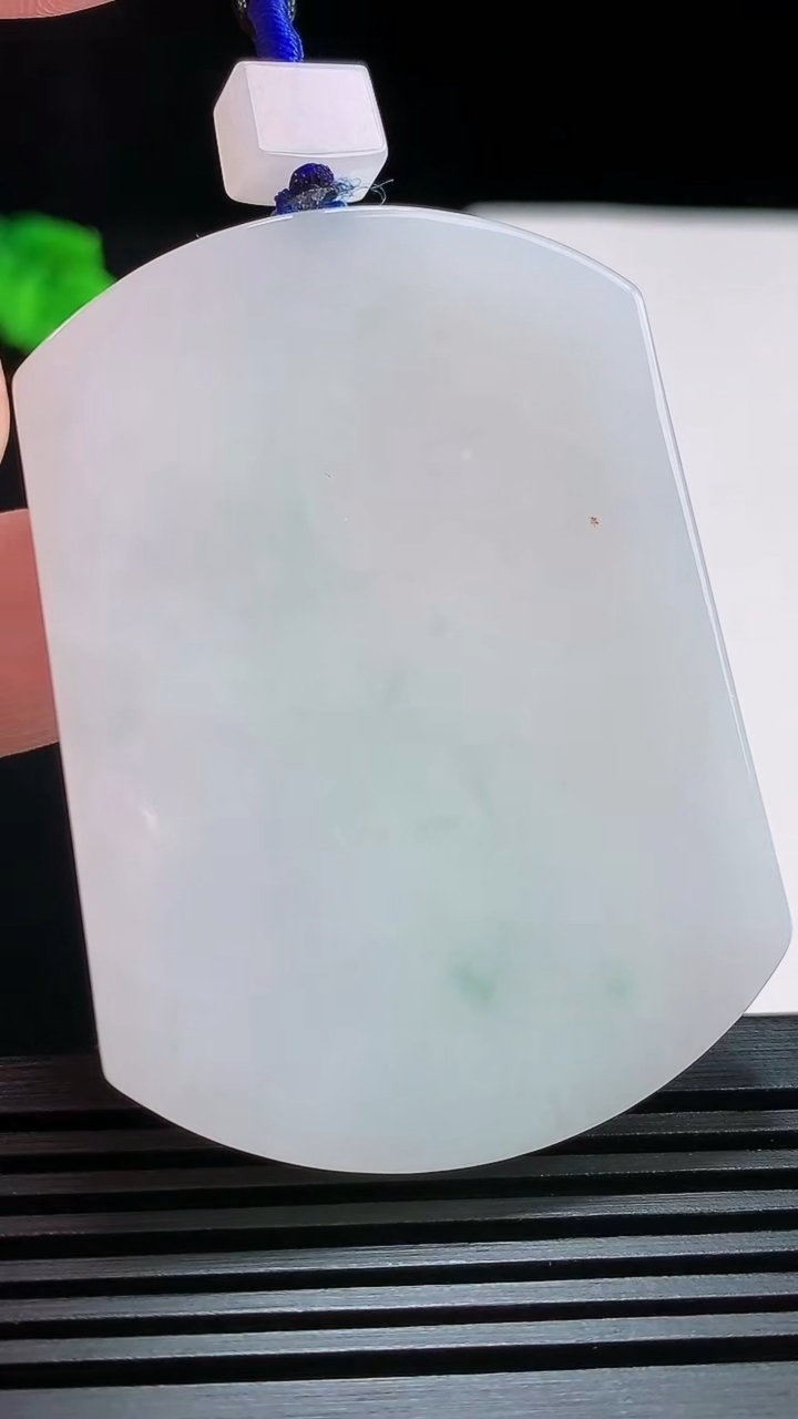 天然A货翡翠飘花无事牌吊坠，尺寸56-40.5-5.6 重量:40.33g
7月24日
