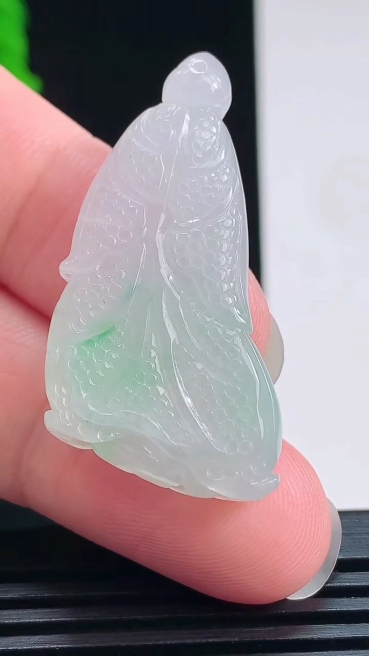 天然A货翡翠白菜吊坠，尺寸39-20-6 重量:8.43g
7月24日