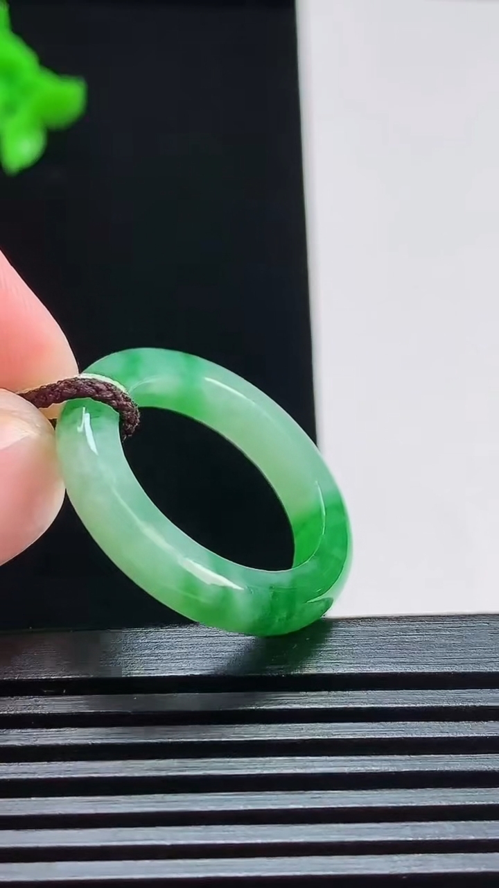 天然A货翡翠玉指环 戒指，尺寸18.8-4.5-4 重量:3.91g2026年7月24日
工厂直销收藏佳品,种好水足，色泽均匀，有种有色，上手高大气！