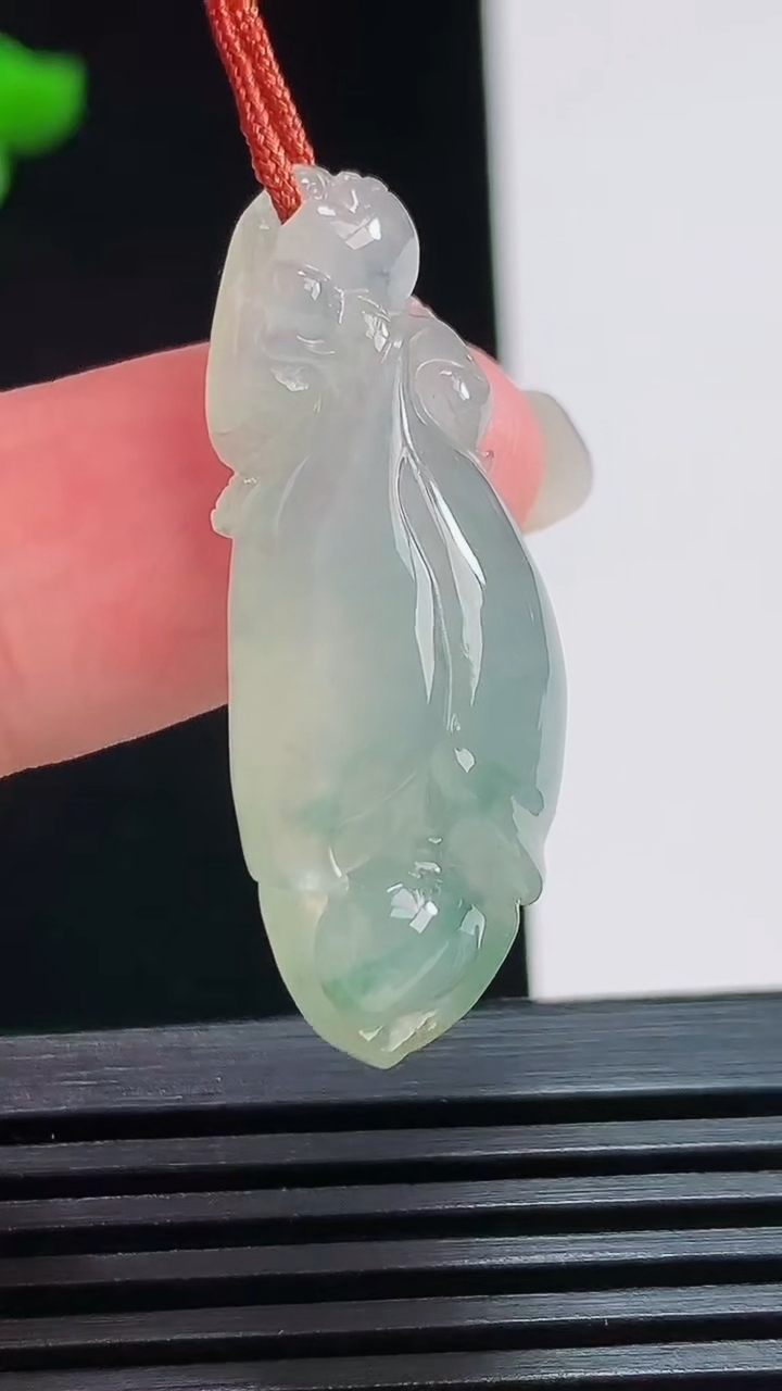 天然A货翡翠飘花玉兰花吊坠，尺寸34-13-8.2 重量:5.87g
7月24日