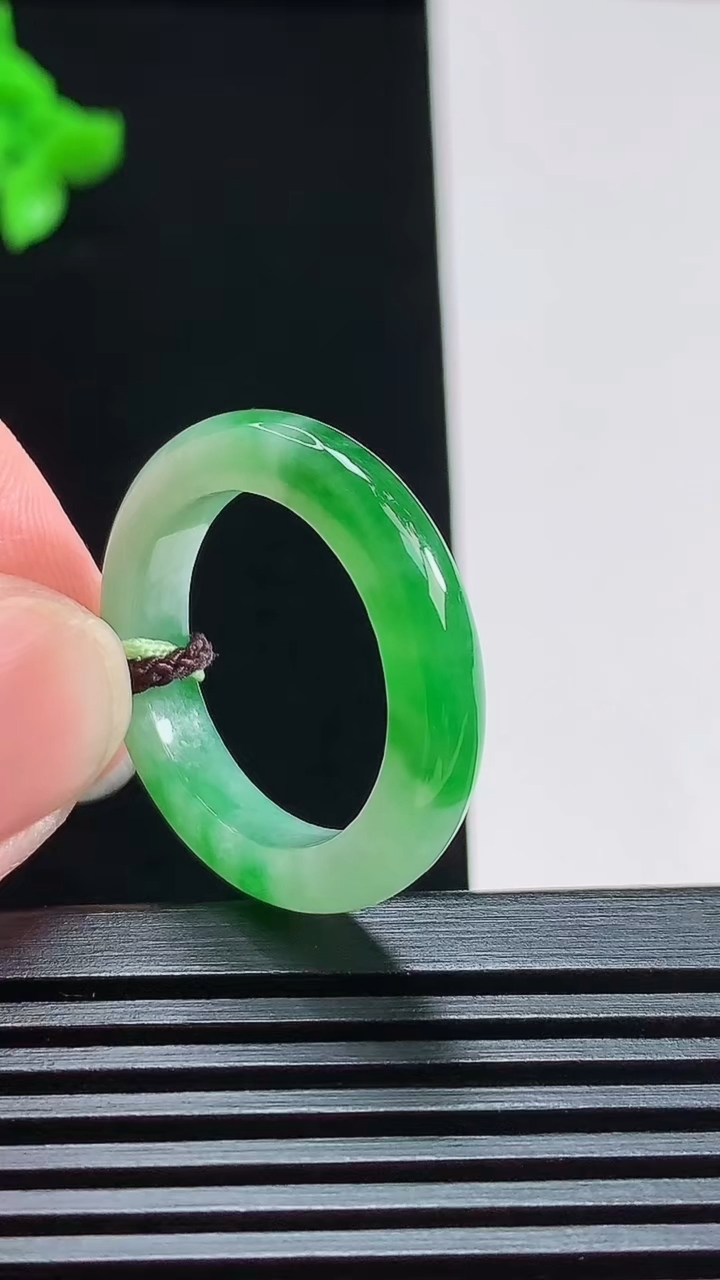 天然A货翡翠玉指环 戒指，尺寸18.8-4.5-4 重量:3.91g2026年7月24日
工厂直销收