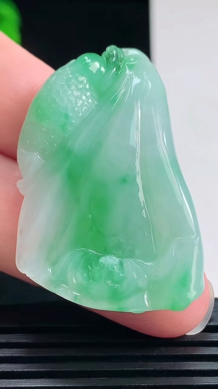天然A货翡翠莲蓬吊坠，尺寸44.5-29-11 重量:20.87g
7月24日