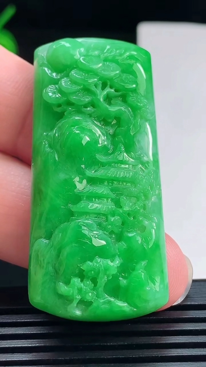 天然A货翡翠山水牌吊坠，尺寸52-23.5-10 重量:24.53g
7月24日