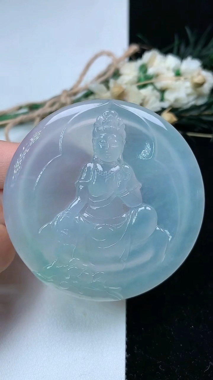 天然A货翡翠白冰观音菩萨吊坠，尺寸55.6-6，重量:37.54g
7月24日