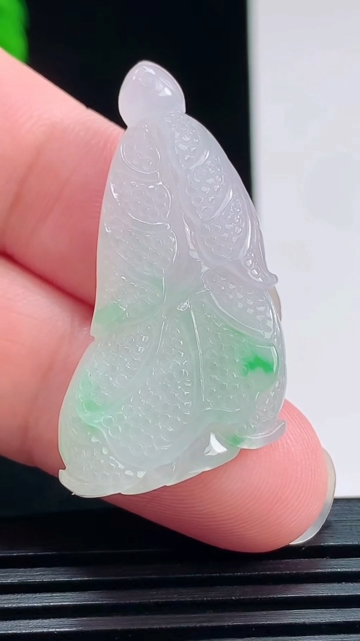 天然A货翡翠白菜吊坠，尺寸39-20-6 重量:8.43g
7月24日